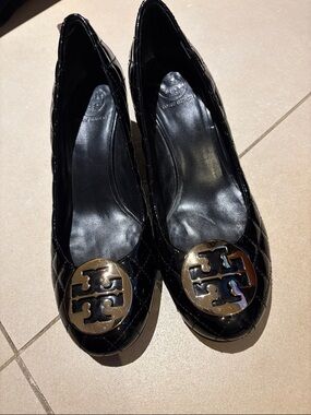 Tory Burch Quinn quilted patent leather wedges in black with a gold-tone-size 11